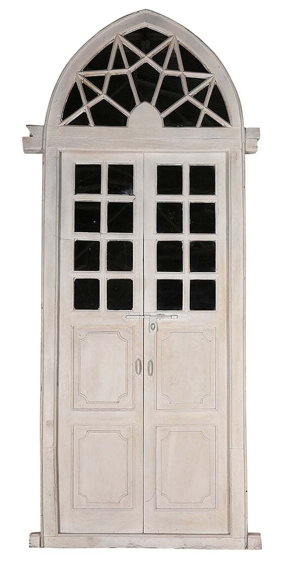 [[Old whitewashed teak door with a pointed arch///Vielle porte blanchie à la chaux avec un arc en pointe]]