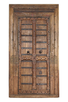  [[Old Indian teak wood door with brass accents///Vieille porte indienne en bois de teck avec des accents de laiton]]