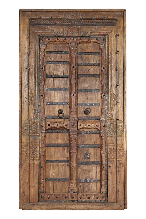 [[Old Indian teak wood door with brass accents///Vieille porte indienne en bois de teck avec des accents de laiton]]