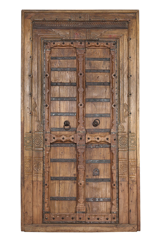 [[Old Indian teak wood door with brass accents///Vieille porte indienne en bois de teck avec des accents de laiton]]