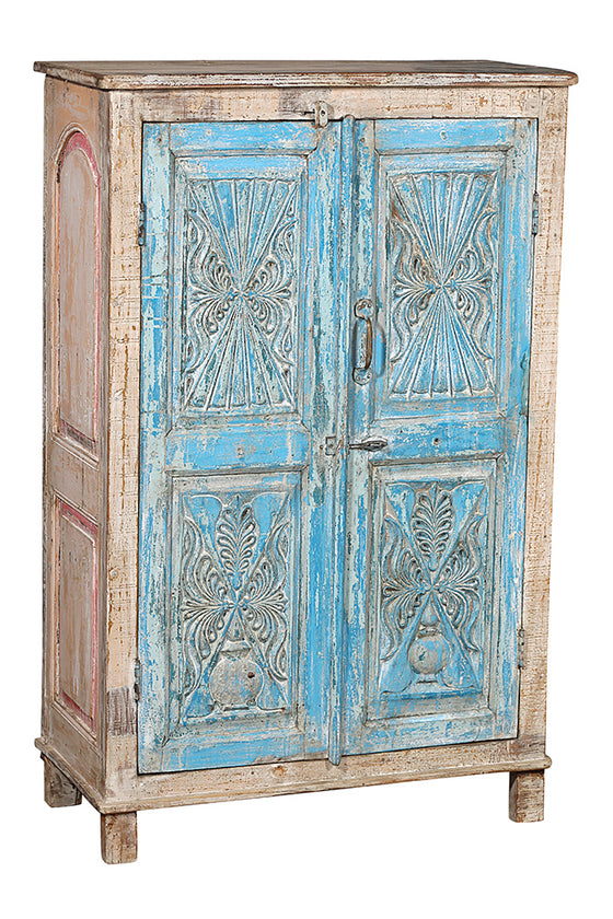 [[Vintage cabinet with old turquoise doors///Cabinet vintage avec des vieux portes turquoises]]