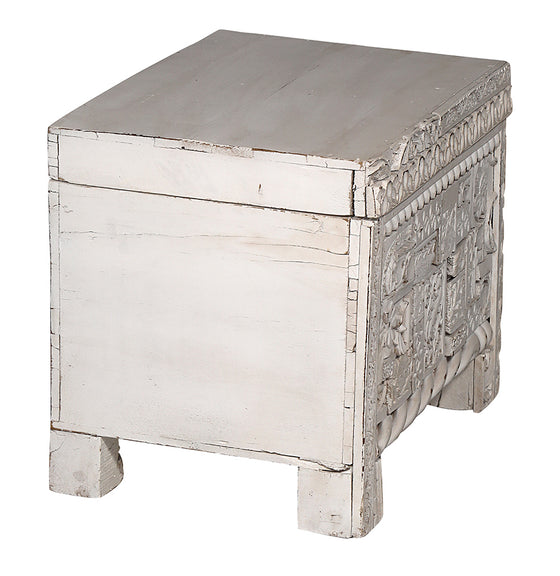 [[Whitewashed wooden chest///Coffre en bois blanchi à la chaux]]