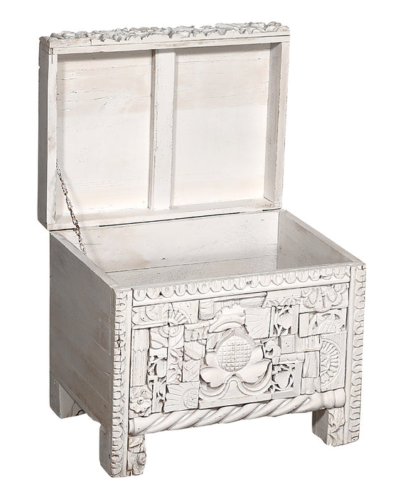 [[Whitewashed wooden chest///Coffre en bois blanchi à la chaux]]