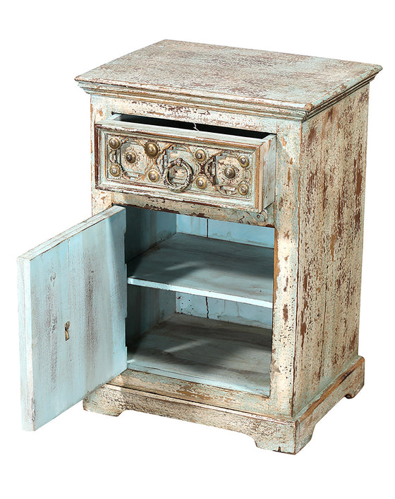 [[Pastel beige bedside table with brass accents///Table de nuit beige pastel avec des accents de laiton]]