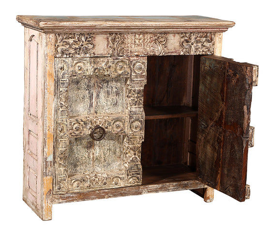 [[Burnt charcoal cabinet with old decorative doors///Armoire au charbon de bois brûlé avec de vieilles portes décoratives]]