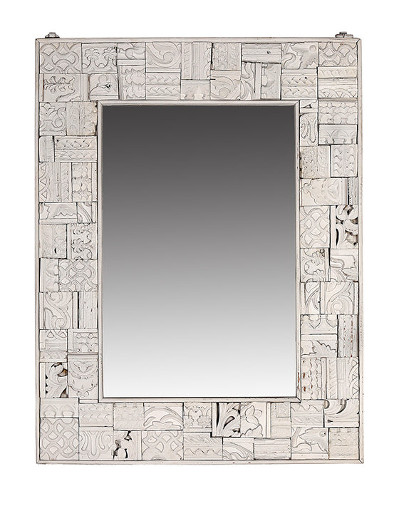 [[Whitewashed mirror frame made with pieces of old carvings///Cadre de miroir blanchi à la chaux, réalisé avec des morceaux de sculptures anciennes]]