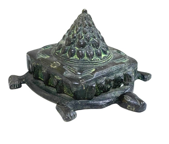 [[Old brass turtle with a stupa///Vieille tortue en laiton avec un stupa]]