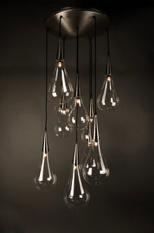  [[Large chandelier with tear drop shaped hand blown glass globes///Grand lustre avec des globes en verre soufflé à la main en forme de goutte d'eau]]