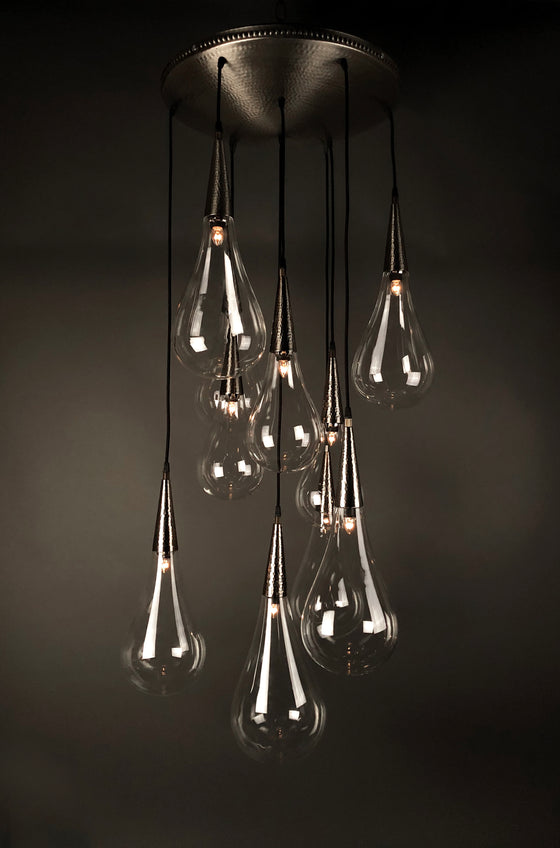 [[Large chandelier with tear drop shaped hand blown glass globes///Grand lustre avec des globes en verre soufflé à la main en forme de goutte d'eau]]