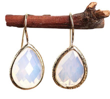  [[Opal teardrop earring///Boucle d'oreille en forme de larme en opale]]