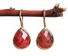  [[Black rhodonite teardrop earring///Boucle d'oreille en forme de larme en rhodonite noire]