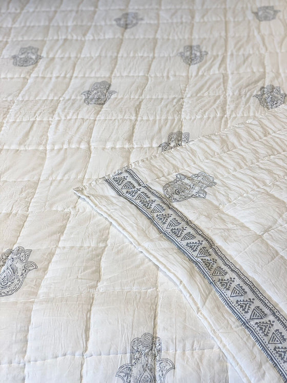 [[Hamsa : Quilt///Hamsa : Couette]]