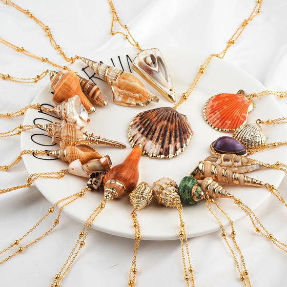 [[Shell pendant with touches of gold///Pendentif en forme de coquillage avec des touches d'or]]