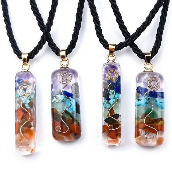 [[7 chakra healing stone pendant///Pendentif en pierre de guérison à 7 chakras]]