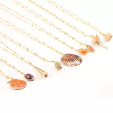  [[Shell pendant with touches of gold///Pendentif en forme de coquillage avec des touches d'or]]