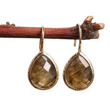  [[Labradorite teardrop earring///Boucle d'oreille en forme de larme en labradorite]]