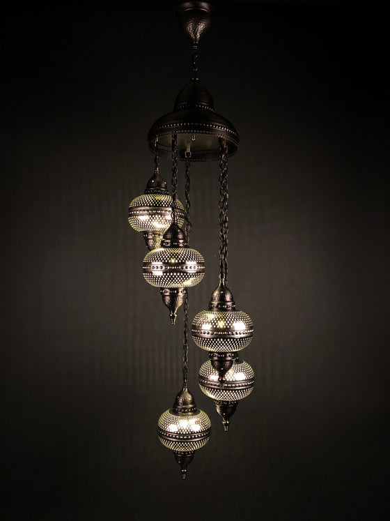 [[Metal hanging light with 5 globes///Lampe suspendue en métal avec 5 globes]]