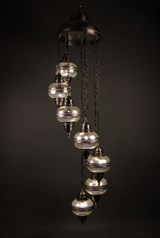 [[Metal hanging light with 7 globes///Lampe suspendue en métal avec 7 globes]]