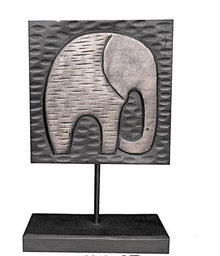  Wooden Elephant Carving on Stand//Sculpture d'Éléphant en Bois sur Support